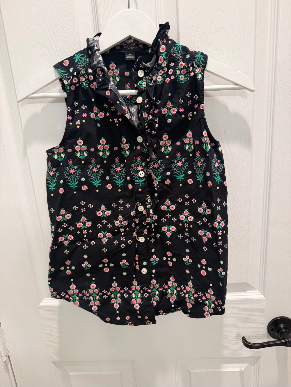 Ann Taylor Petite XSP Sleeveless Floral Button
Down Blouse Top Ruffled Neck